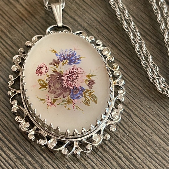 Vintage Whiting & Davis Frosted Floral Cameo, Silver-tone Chain - Picture 2 of 16